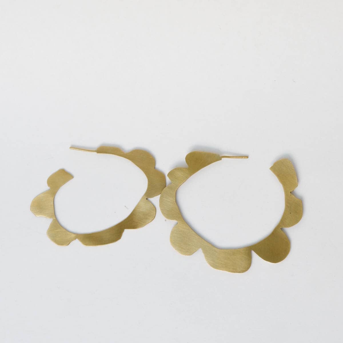 Pendientes Maxi Flor De Latón Chapado En Oro